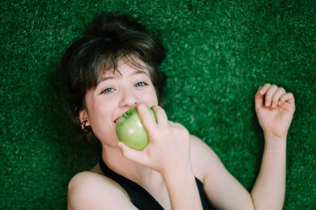 Femme, manger, pomme