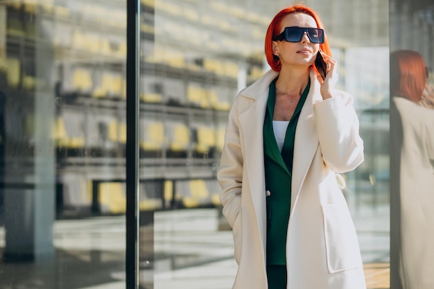 Femme En Manteau à L'aide De Téléphone à L'extérieur De La Rue