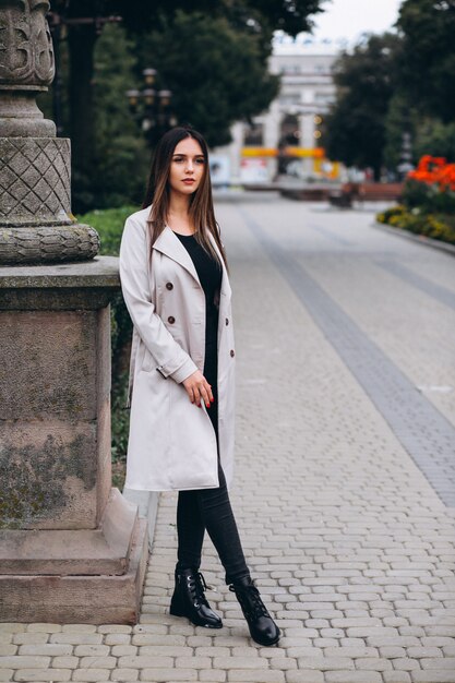 Femme en manteau dans la rue