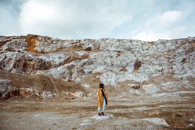 Femme, manteau, debout, rocheux, montagnes, automne, jour