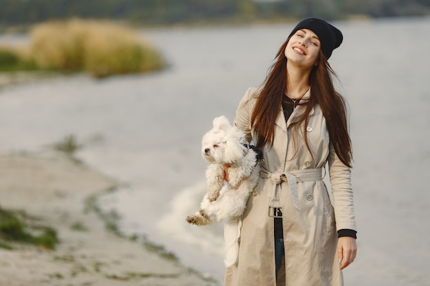 Femme en manteau marron. Dame avec un labrador