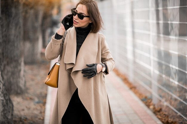 Femme en manteau avec un téléphone