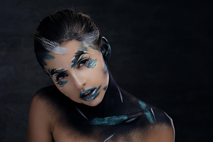 Photo gratuit une femme avec un maquillage coloré et de l'art peint sur un cou.