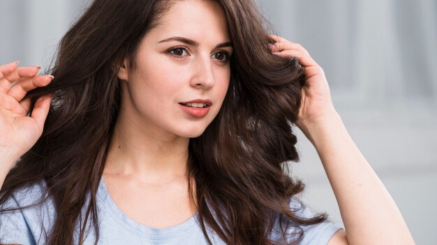 Femme avec un maquillage naturel sans faille