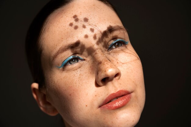 Femme maquillée avec des sourcils épais