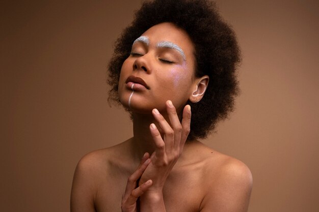 Femme maquillée avec des sourcils épais