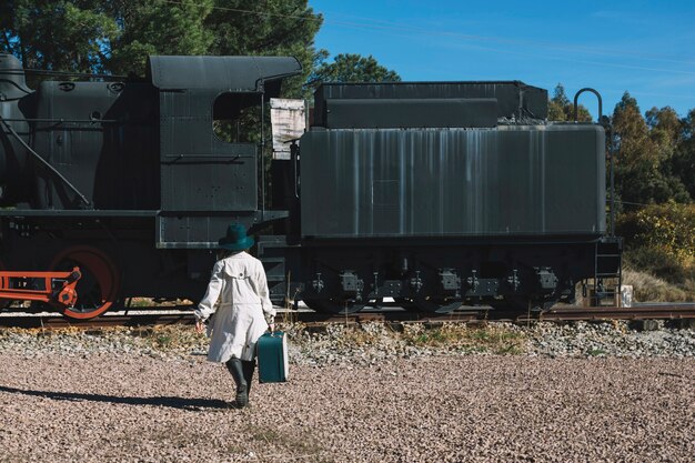 Femme marchant au train vintage