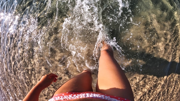 Femme marchant dans l'eau de la mer Méditerranée