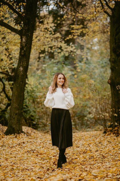 Femme marchant dans le parc en automne