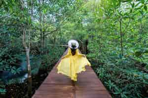 Photo gratuite femme marchant dans un parc naturel.