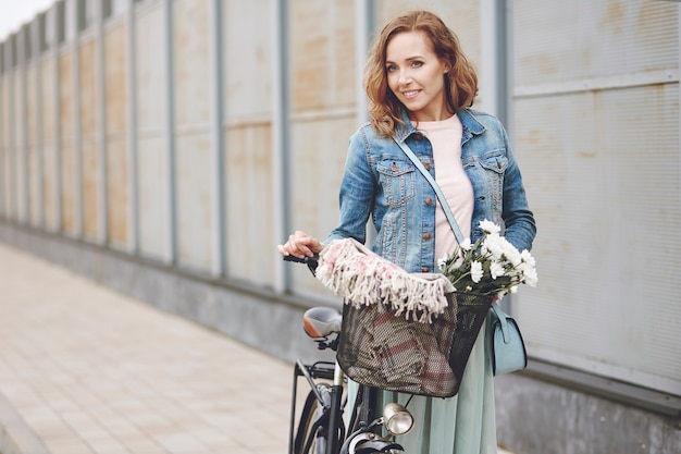 Femme marchant dans la ville