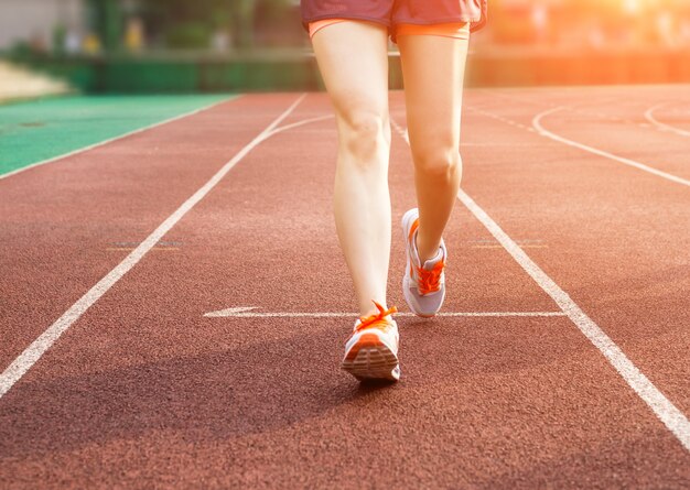 Femme marchant sur une piste