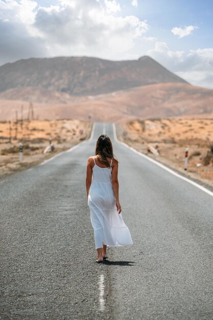 Femme marchant sur la route dans les hautes terres