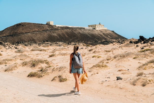 Femme marchant sur la route dans les montagnes