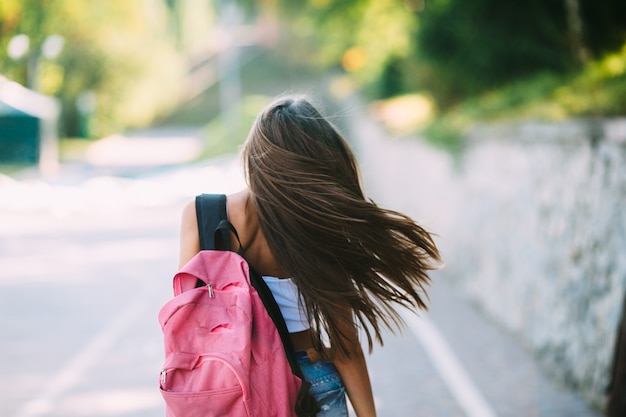 Femme marchant sur route vide