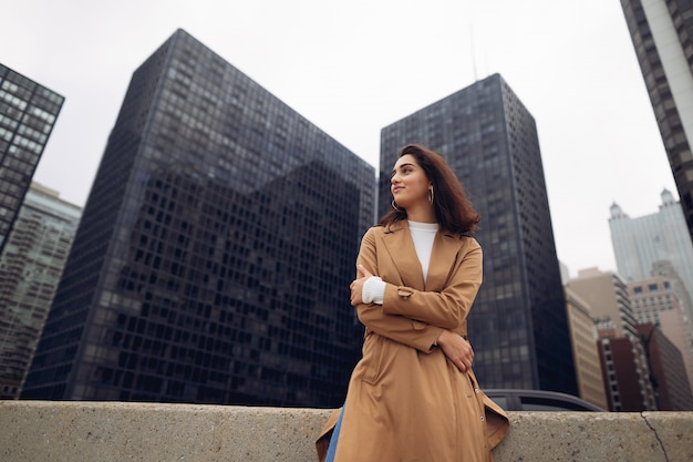 femme marche dans les rues de Chicago