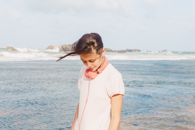 Femme, marche, plage, sable