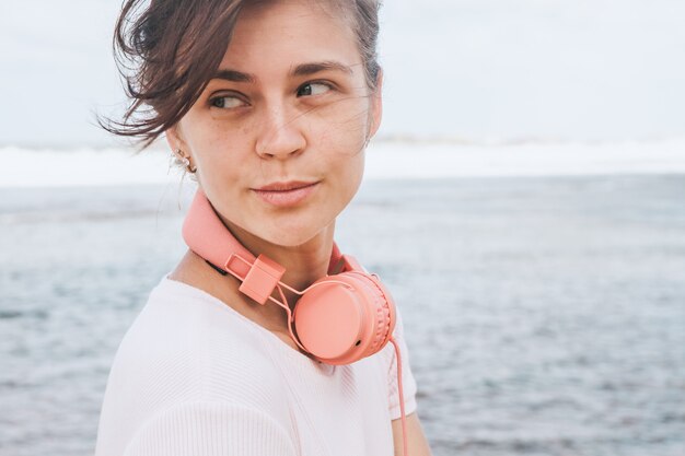 Femme, marche, plage