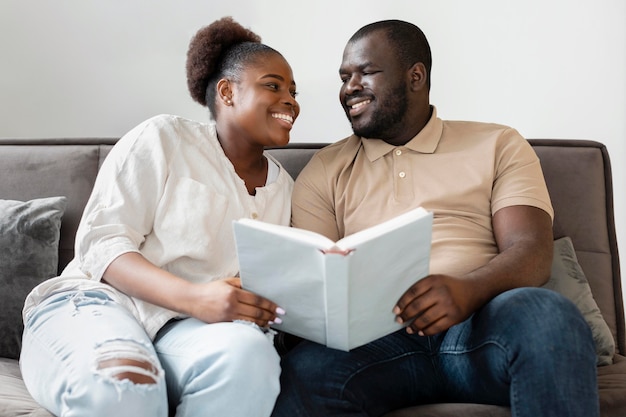 Femme et mari ayant du temps de qualité ensemble à la maison