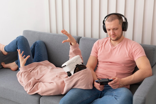 Photo gratuite femme et mari jouant à des jeux vidéo à la maison