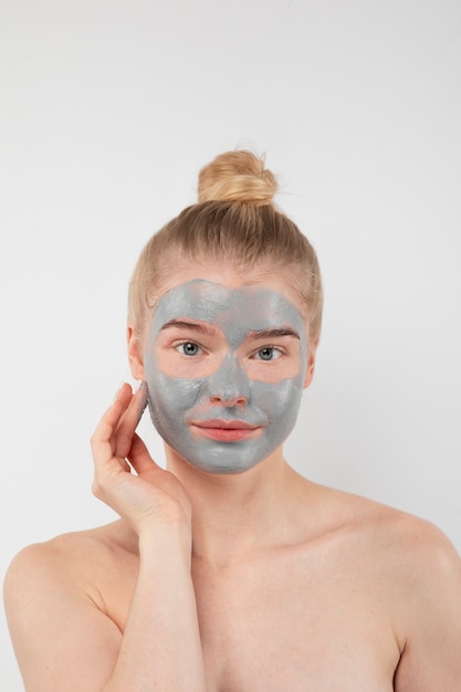 Photo gratuite femme avec masque facial bouchent