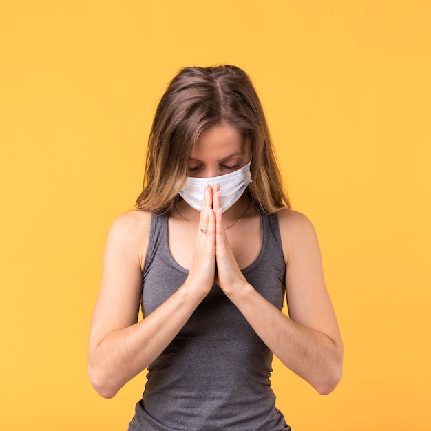 Femme Avec Masque Facial Méditant