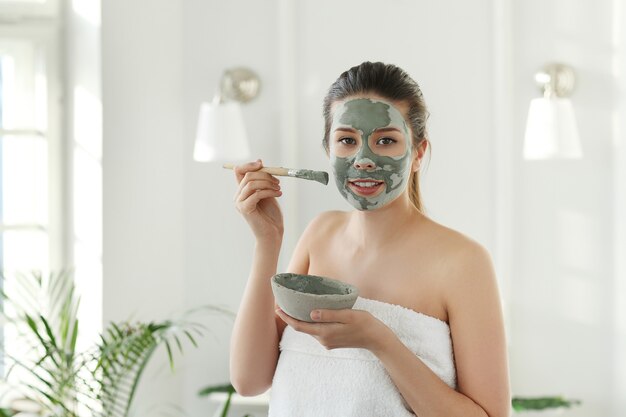 Femme avec masque facial pour les soins de la peau. Concept de beauté.