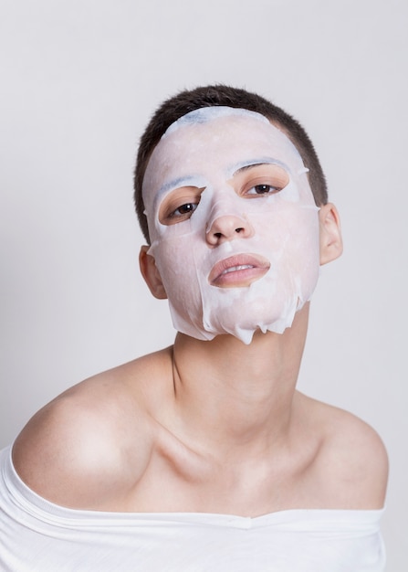 Femme avec masque hydratation