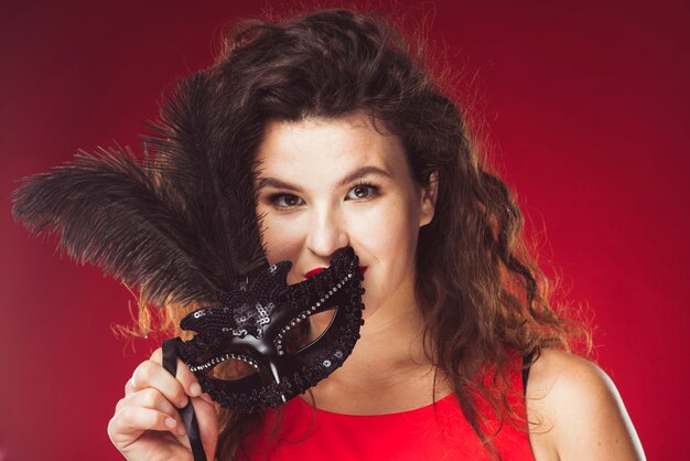 Femme avec un masque noir pour le carnaval