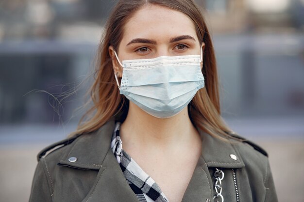 Femme, masque, stands, rue