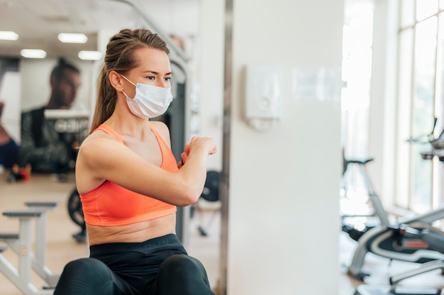 Femme avec masque travaillant