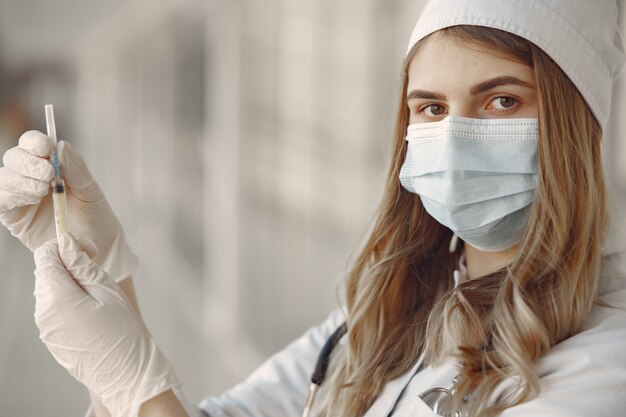 Femme, masque, uniforme, tenue, seringue, mains