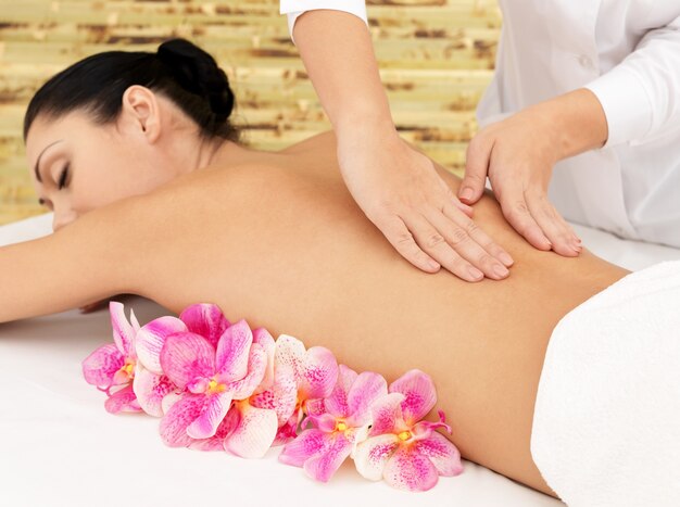 Femme sur un massage sain du corps dans le salon spa. Concept de traitement de beauté.