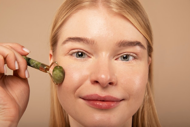 Femme massant le visage en gros plan