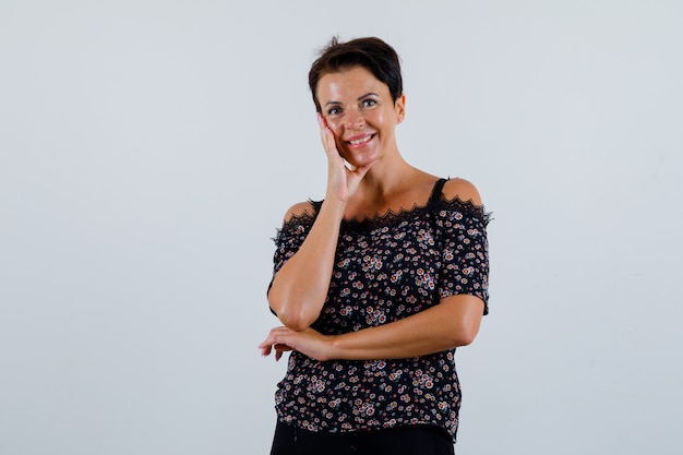 Femme Mature Debout Dans La Pensée Pose En Chemisier Et à La Vue De Face, Heureux.