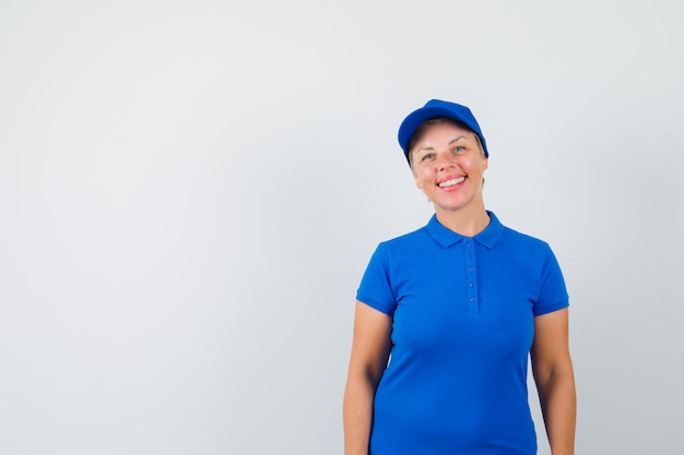 Femme mature en t-shirt bleu et à la joyeuse.