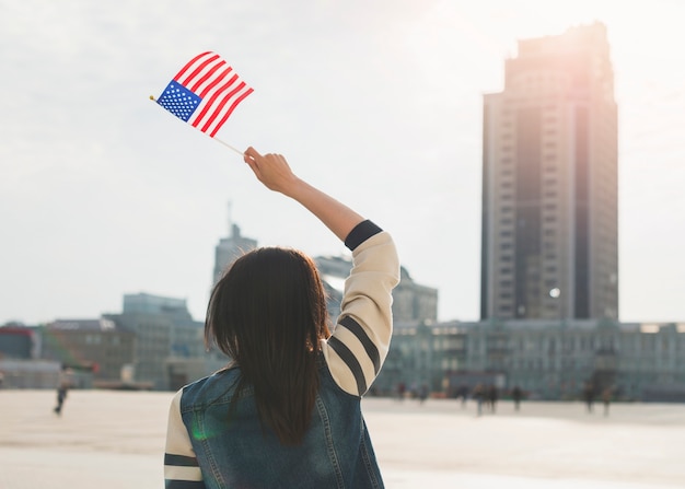 Photo gratuite femme méconnaissable, brandissant le drapeau américain le jour de l'indépendance
