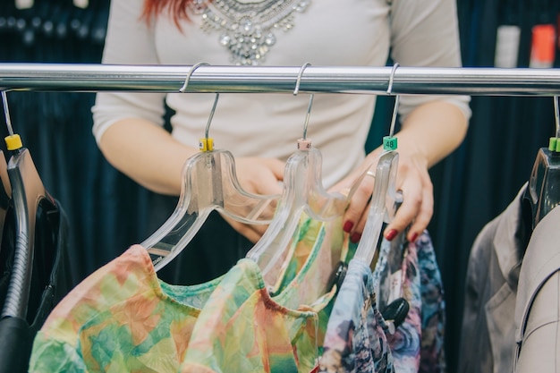 Femme méconnaissable choisissant des vêtements