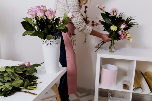 Femme méconnaissable faisant un bouquet