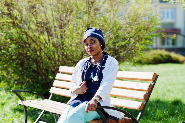 Femme médecin afro-américaine avec stéthoscope posé en plein air