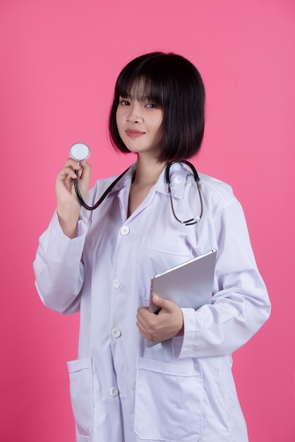 femme médecin asiatique avec blouse blanche sur rose