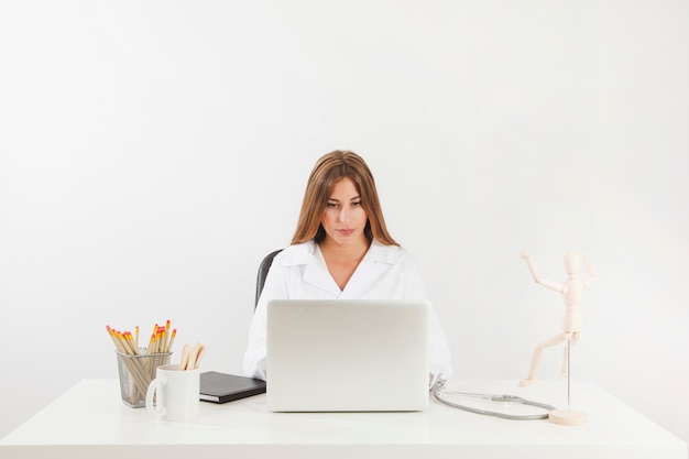 Femme médecin au bureau