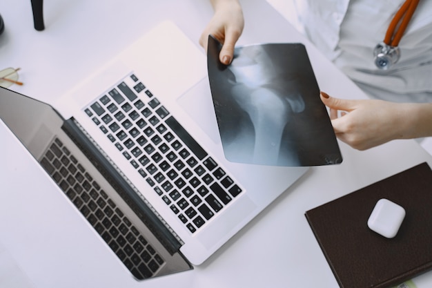 Photo gratuite femme médecin avec blouse blanche à l'hôpital