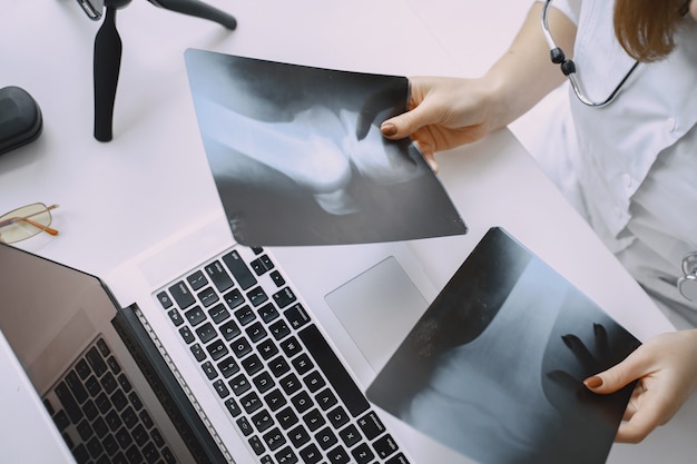 Photo gratuite femme médecin avec blouse blanche à l'hôpital