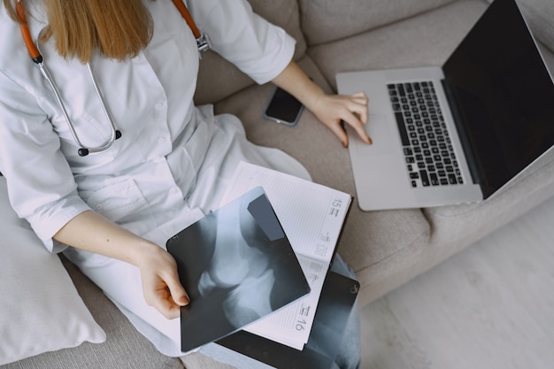 Femme médecin avec blouse blanche à l'hôpital