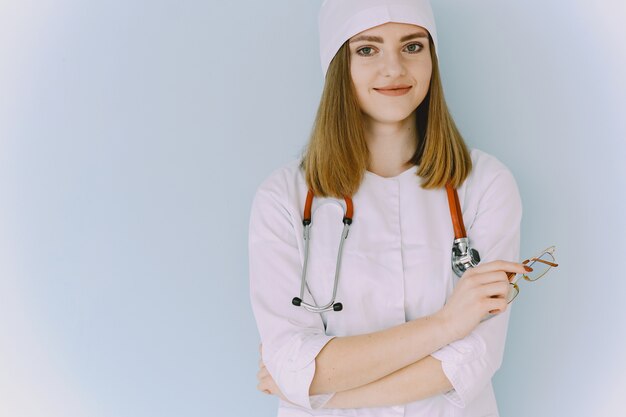 Femme médecin avec blouse blanche à l'hôpital