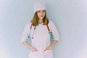 Photo gratuite femme médecin avec blouse blanche à l'hôpital