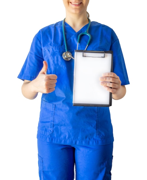 Femme médecin dans un uniforme médical tenant un papier blanc vierge avec un espace de copie montrant un pouce vers le haut