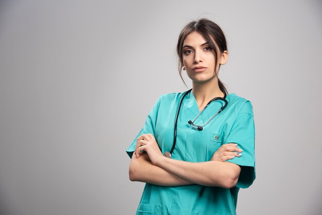 Femme médecin, debout, sur, gris