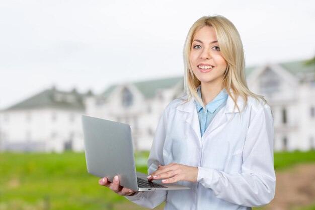 Femme médecin debout